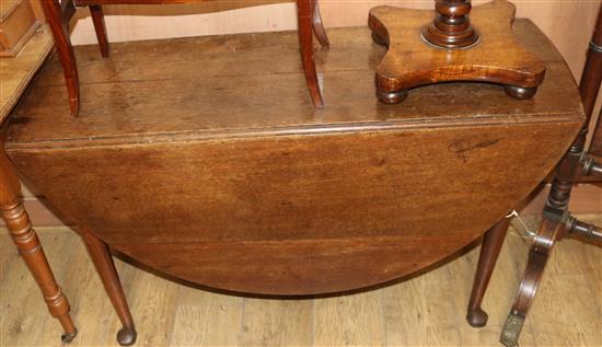 A mid 18th century oak drop leaf gateleg table W.120cm